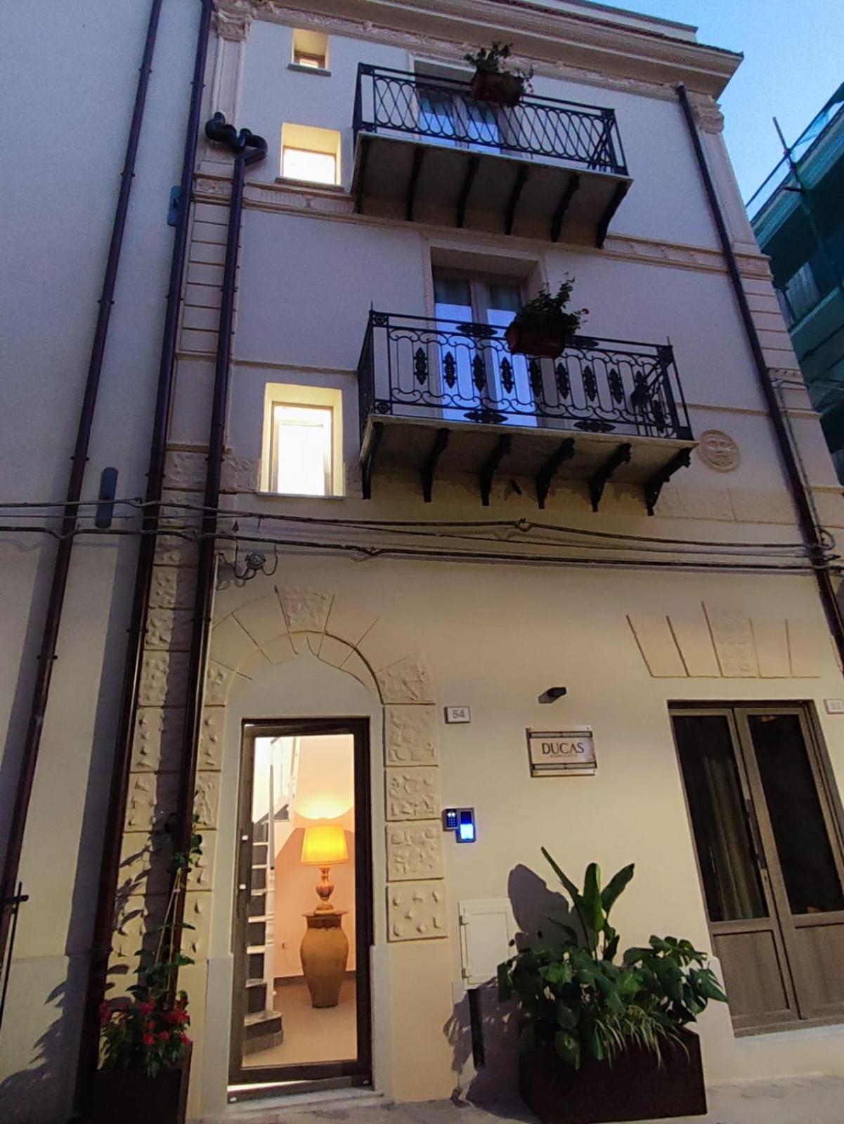 Ducas Rooms And Suite 라스카리 외부 사진